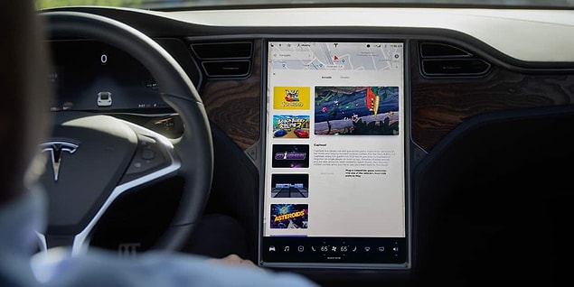 Tesla araçlarda bulunan devasa ekran ve bilgisayarda Apple Car Play veya Android Auto gibi akıllı telefon uyumluluğu ne yazık ki bulunmuyor. Michal Gapinski isimli kişi bu sorunu çözmeyi başardı.