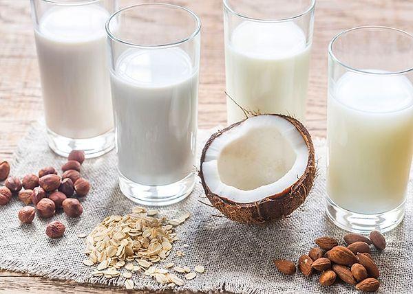 Üçüncü çeşidimiz ise vegan süt. Hindistan cevizi, badem, soya, yulaf gibi bitkisel ürünlerden elde edilen bir ürün bu da. Buraya kadar her şey tamam değil mi?