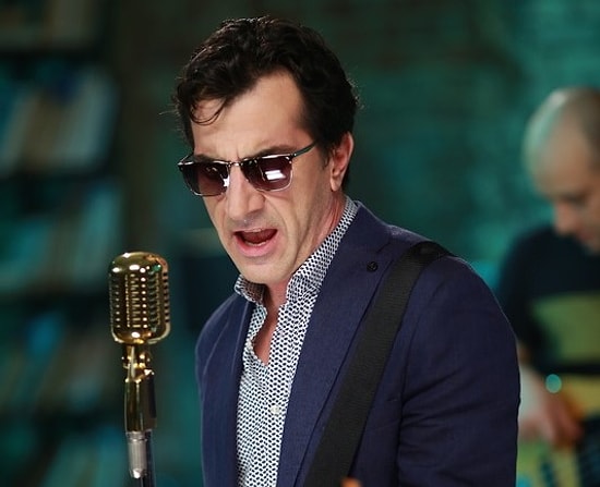 Onu Hiç Böyle Görmediniz! Ayna Grubunun Yetenekli Solisti Erhan Güleryüz'ün Gözlüksüz Hali Görenleri Şaşırttı!