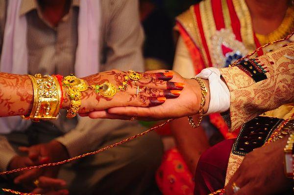 Tabii Hindistan yine şaşırtmadı, filmlere konu olacak bir olay daha yaşandı. Ujjain’da gerçekleşen bir düğünde, gelin yanlışlıkla kız kardeşinin sevgilisiyle evlendi. Nasıl mı?😂