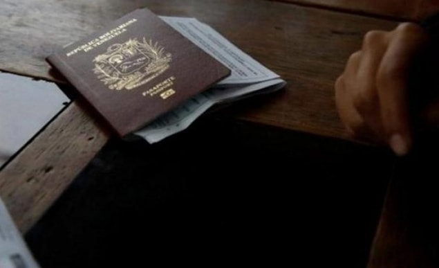 Pasaportlarını yırtıyorlar