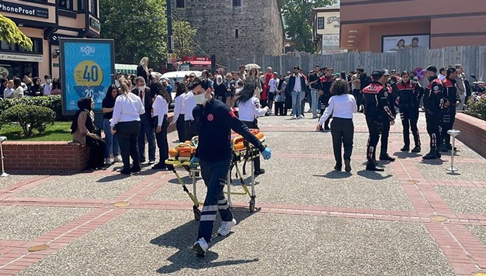 Bursa'da AVM'de Mağazanın Tavanı Çöktü