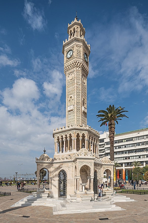 İzmir. Tam bir Ege şehri olan İzmir, yerel ve yöresel lezzetler açısından dosyası kabarık şehirlerimizden. İzmir'e uğradığınızda ise şunları muhakkak deneyin: