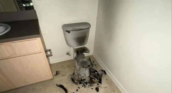 Hayatta Her Şey Mümkün: Klozete Yıldırım Düştü