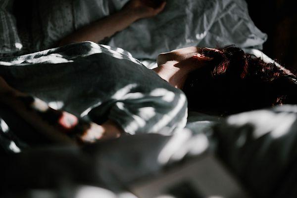 Uyku yoksunluğu psikozu genellikle yeterli uyku aldığınızda kendiliğinden düzelir, ancak aşırı tekrarlanan uyku yoksunluğu ölümcül olabilir.