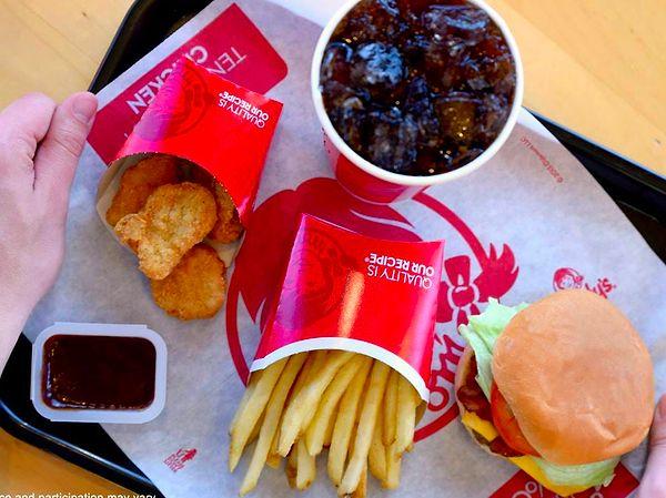 4. Amerika'nın en ünlü hamburger zincirlerinden Wendy's'te 4 Dolara 4 ürün kampanyası yıllardır devam ediyor. Hamburger, patates, tavuk nugget ve içecek 4 Dolar.