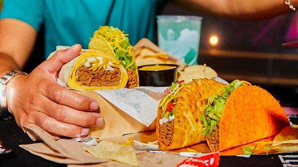 11. Ünlü fast-food zinciri Taco Bell'de Deluxe Craving Box adlı menüde iki farklı taco, bir dürüm, bir içecek, bir adet de cips ve sos bulunuyor. Fiyatı 6.99 Dolar.