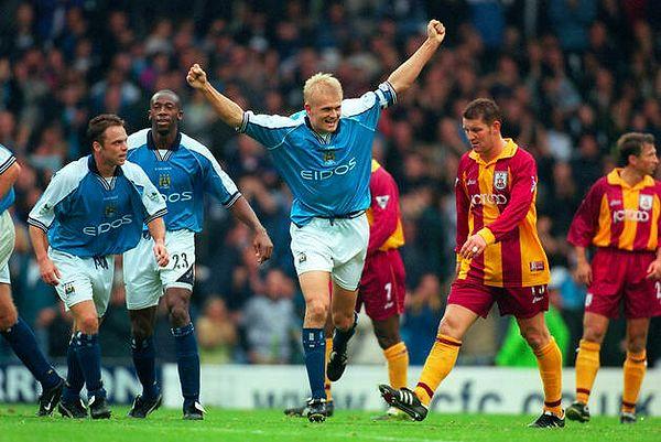 Aradan 4 yıl geçti fakat Roy Keane'in Haaland'a öfkesi dinmemişti. Bu kez Haaland Manchester City forması giyiyordu. Tarih 21 Nisan 2001, yer Old Trafford...