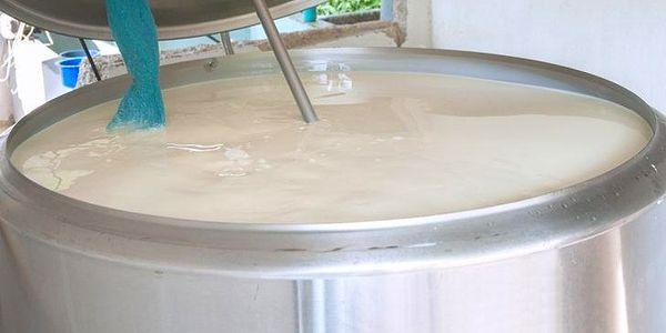 Türkiye'de Ulusal Süt Konseyi 15 Mayıs’tan geçerli olmak üzere soğutulmuş çiğ süt tavsiye satış fiyatını 5,7 TL/Litre’den 7,50 TL/Litre’ye çıkarılması kararı aldı. Bu da yüzde 32 artış anlamına geliyor. Bu adım süt ürünlerinde fiyat artışının devamı anlamına geliyor.