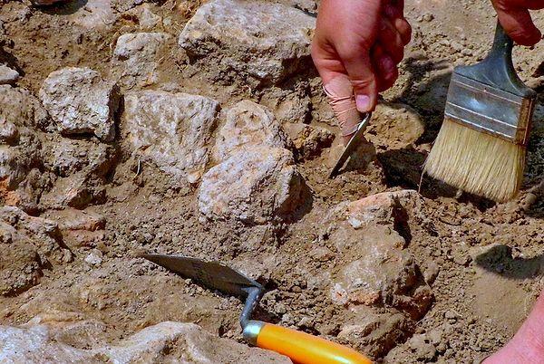 Mezopotamya'da ortaya çıkan ve kazıda keşfedilen yeraltı odasında kalıntıları tespit edilen Yeni Asur İmparatorluğu, MÖ 900 ile 600 yılları arasında Anadolu'ya doğru genişlemişti.