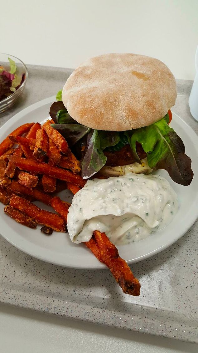 4. Almanya'da verilen vejetaryen burger ve tatlı patates kızartması: