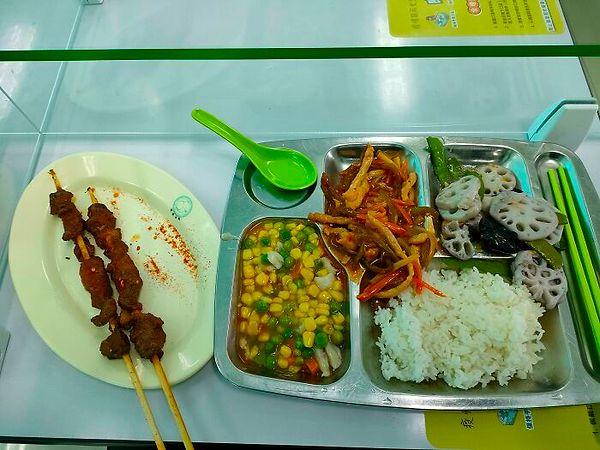 9. "Çin'de yaşıyorum ve okulda verilen öğle yemeğimin menüsü bu şekilde."