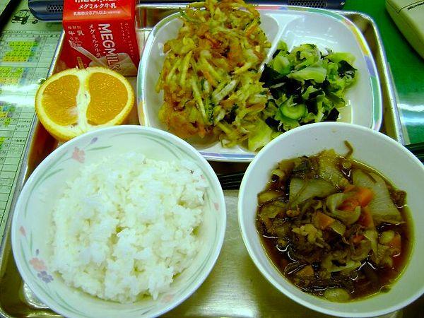 12. "Japonya'daki okullarda öğle yemeği olarak verilen menü. Japonlar çocuklarının nasıl beslenmesi gerektiğini biliyor."
