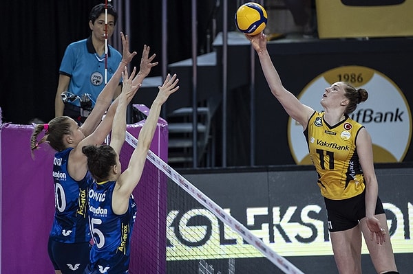 Sultanlar Ligi play-off final serisi beşinci ve son maçında VakıfBank, Fenerbahçe Opet'i konuk etti.