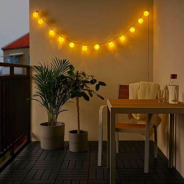 6. Pinterest'te görüp özendiğimiz o balkonlardan yapmak için gerekli ilk şey, aydınlatma zinciri.