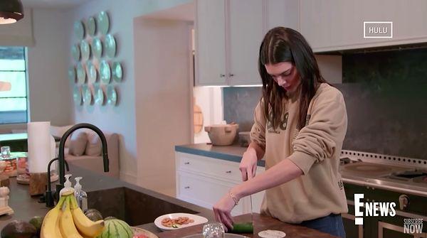 'The Kardashian's' programında kendine salata yapmak siteyen Kendall Jenner, salatalığı kesemeyişi ile goygoy malzemesi oldu.