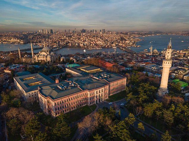 6. İstanbul Üniversitesi Beyazıt Yerleşkesi’nin kapısında yer alan 1453 tarihinin Roma rakamlarıyla yazılışı nasıldır?
