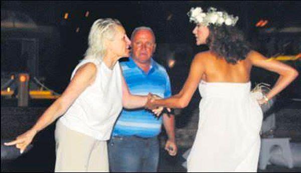60. Özge Ulusoy'un yapımcı Ferruh Taşdemir ile evlendiği gün düğünü Özge Ulusoy'un ailesi basması ve ertesi gün boşanmak istemesi.