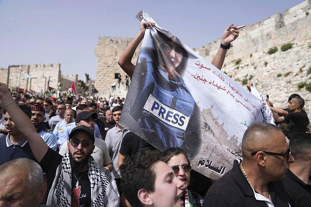 Ebu Akile'nin tabutuna, ellerinde Filistin bayraklarıyla binlerce Filistinli eşlik etti.