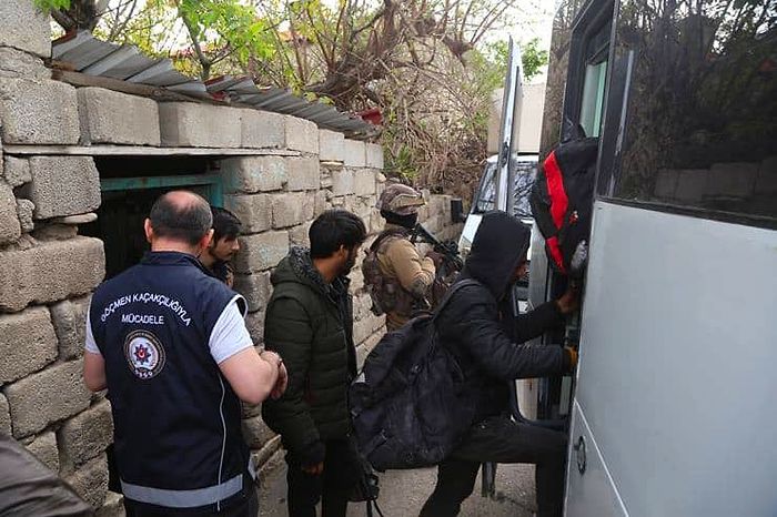 İstanbul'da İki Haftada 10 Bin Düzensiz Göçmen Sınır Dışı Edilmek Üzere Gözaltına Alındı