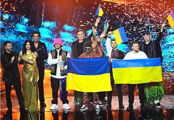 Dün akşam sonucu pek de şaşırtmayan Eurovision 2022'nin finali vardı... Kazanan ülke Kalush Orchestra'nın 'Stefania' adlı şarkısıyla 631 puan alan Ukrayna oldu.