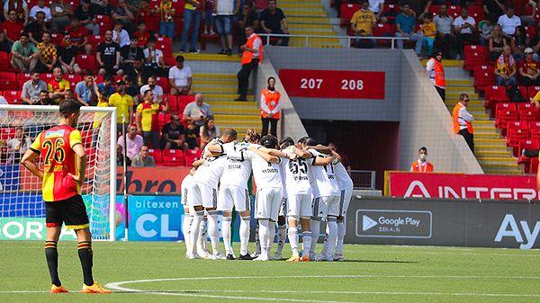 37. dakikada Josef'in kırmızı kart görmesiyle birlikte Beşiktaş sahada 9 kişi kaldı. İkinci yarının 75. dakikasında Jahovic de ev sahibi ekibi 10 kişi bıraktı.