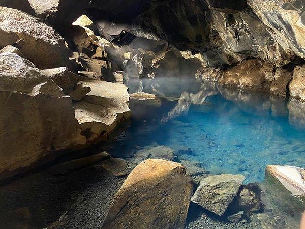 12. Mývatn Gölü yakınlarındaki küçük lav mağarası - İzlanda: