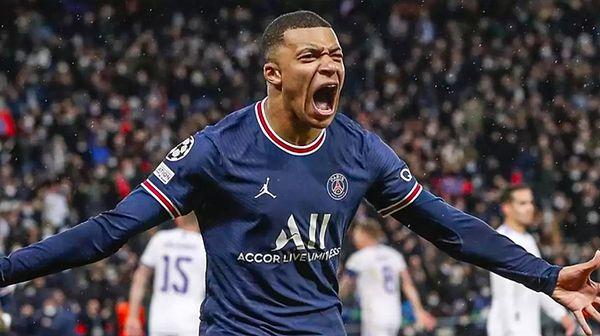 Ligue 1 ödül töreninde yılın oyuncusu seçilen Kylian Mbappe'nin nereye transfer olacağı konusunda söylentiler iyice gün yüzüne çıkmaya başlamıştı.