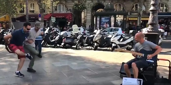 Paris'te Gitar Çalan Sokak Müzisyenine Halay Çekerek Eşlik Eden Gençler ve Ortaya Çıkan Muhteşem Görüntüler