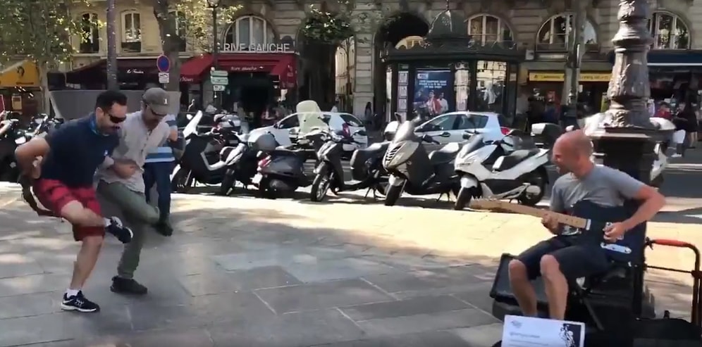Paris'te Gitar Çalan Sokak Müzisyenine Halay Çekerek Eşlik Eden Gençler ve Ortaya Çıkan Muhteşem Görüntüler