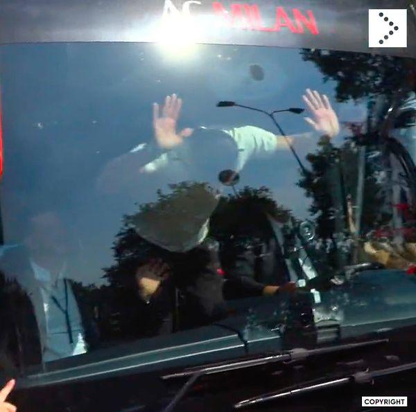 O sırada otobüste bulunan Zlatan Ibrahimovic öne gelerek cama ufak ufak dokunmaya başladı.