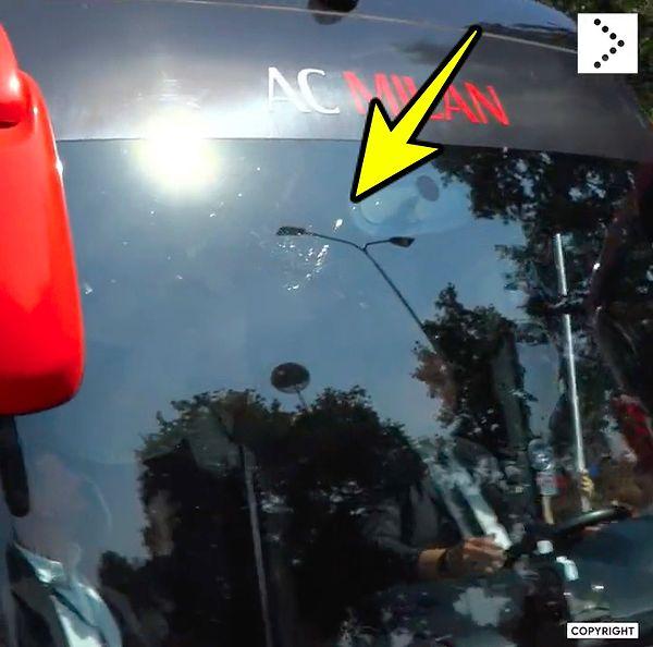 Otobüs şoförünün şaşkın bakışları arasında kırılmış camla Milan otobüsü San Siro'ya vardı.