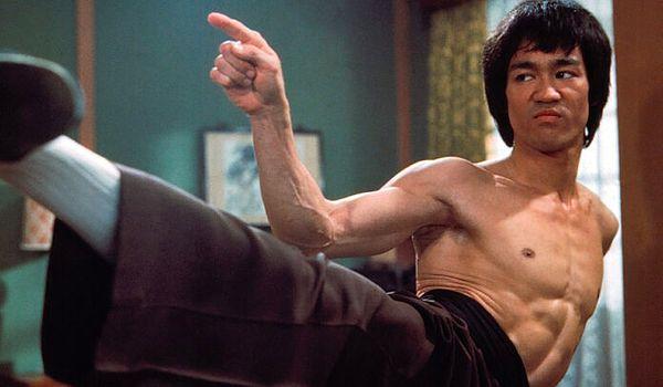 6. "Bir şeyi düşünmek için çok fazla zaman harcarsan, onu asla yapamazsın." -Bruce Lee