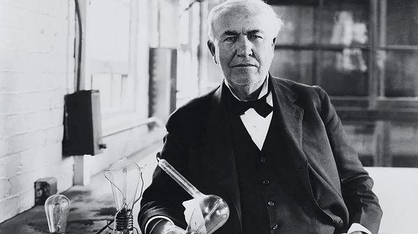 32. "Çok çalışmanın yerini hiçbir şey tutamaz." -Thomas Edison