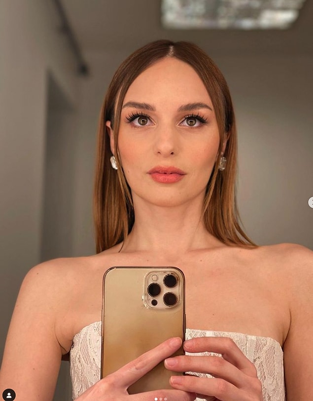 Deniz Yıldızı dizisindeki başarılı performansından sonra Türkiye'nin en önemli dizilerinden biri olan Öyle Bir Geçer Zaman Ki dizisindeki Mesude karakteriyle ise hepimiz artık ismini bilir olduk.