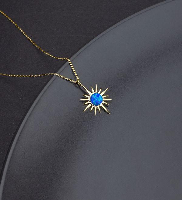 8. Kutup yıldızından esinlenerek üretilmiş şık bir gümüş kolye, sevdiklerinize yönünün siz olduğunu gösterir.