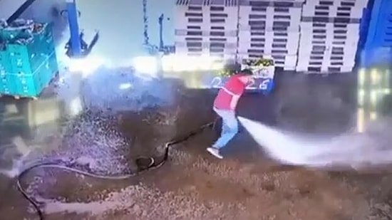 Arkadaşı Suyun Basıncını Artırınca Hortumu Tutmakta Zorlanan İşçi Yere Kapaklandı