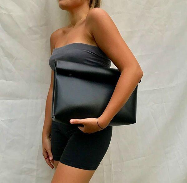 17. Victoria Beckham'la özdeşleşen clutch çanta modelleri...
