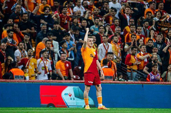 Bu sonuçla Galatasaray puanını 51'e yükseltirken ligde üst üste 5. mağlubiyetini alan Adana Demirspor 52 puanda kaldı.