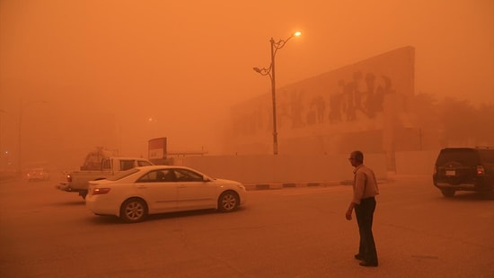 Irak'ta Meydana Gelen Kum Fırtınası Hayatı Olumsuz Etkilerken İnsanlar Boğulma Tehlikesi Yaşadı