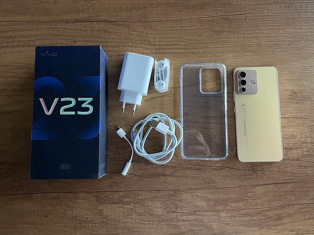 Hala zengin kutu içerikleriyle karşılaşmak çok iyi hissettiriyor. Şarj aleti, kulaklık ve kılıf gibi detaylar bile Vivo V23 5G'yi tercih sebebi olabilir.