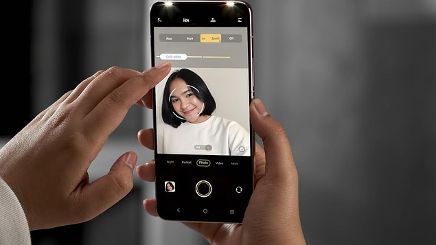 Vivo V23 5G'nin Türkiye'de ilk olmasını sağlayan en önemli yeniliği ön kamerasında saklı. Muhteşem selfie deneyimi için geniş açı ve 50MP çift ön kamera.