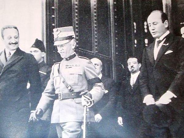 İtalya Kralı, Mussolini'den hükümeti kurmasını istedi.