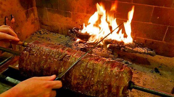 Günümüze cağ kebabı olarak gelse de ilk ismi ahbap kebabı olan yemek, Erzurum'da dost sohbetlerinde özellikle hazırlanıyordu.