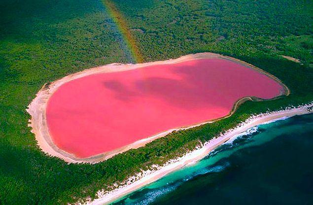 10. Avustralya'daki Hillier Gölü sakız pembesi bir renge sahiptir.