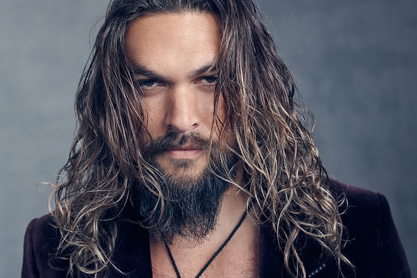 Uzun boyu ve kaslı vücudu ile fiziksel görüntüsüyle dikkat çeken oyunculardan biri olan Jason Momoa'yı çoğumuz oynadığı güçlü karakterle tanıyoruz.