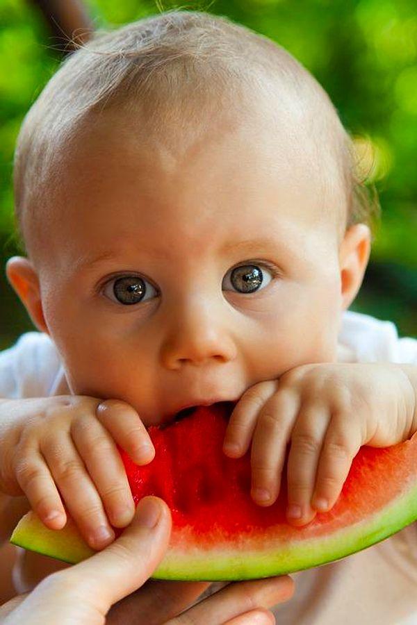 6. Unutmayın ki 6 aylıkken çocuğunuz bal dışında her şeyi yiyebilir.