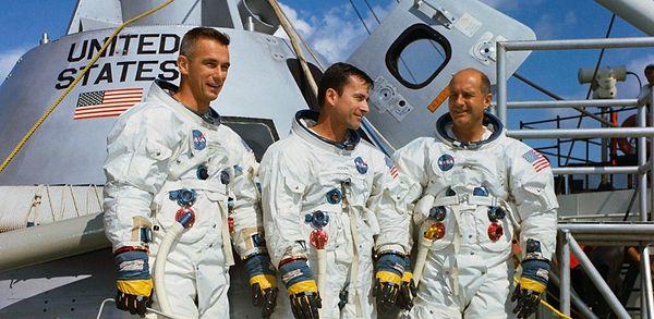Bugün dünyada neler oldu? 53 sene önce bugün fırlatılan Apollo 10'un asıl görevi Ay yüzeyinde giyilecek elbisenin test edilmesidir. Başarılı bir görev sonucu Ay'ın etrafında 31 tur atıp Dünya'ya dönen Apollo 10, böylece Ay'a ilk kez ayak basacak olan Apollo 11 görevini de mümkün kılar.