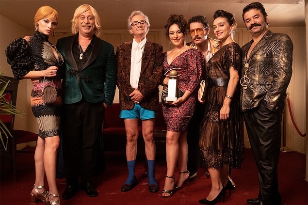 Oyuncu kadrosunda Cem Yılmaz, Ezgi Mola, Zafer Algöz, Çağlar Çorumlu, Uraz Kaygılaroğlu, Merve Dizdar, Nilperi Şahinkaya ve Bülent Şakrak’ın yer aldığı merakla beklenen Erşan Kuneri dizisi 13 Mayıs'ta seyirciyle buluşmuştu.