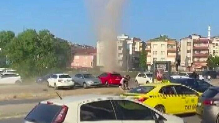 İstanbul'da Hortum Oluştu: Yol Kenarında Oluşan Hortum Paniğe Yol Açtı